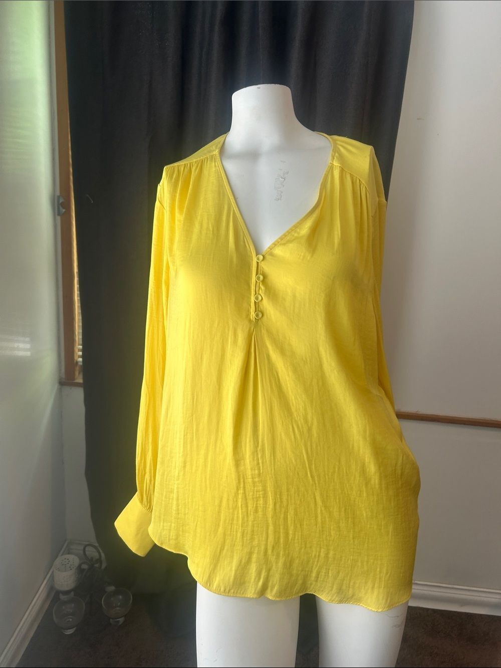 Cupcakes & Cashmere Yellow V-Neck Long Sleeve Women's Top